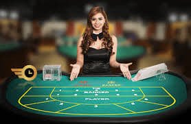 dealer dan pemain Caribbean Stud Poker di studio langsung penaklukjitu